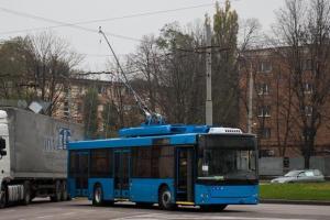 "Упала и сломала ногу": В Краматорске троллейбус зажал дверью руку пассажирки и протащил ее по дороге