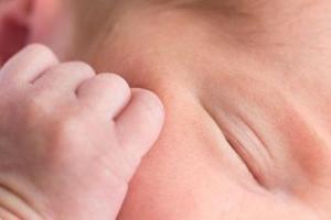 В Финляндии мужчина смог родить ребенка от своего возлюбленного