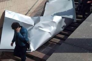 В Киеве с крыши ТРЦ на голову женщины упал лист металла