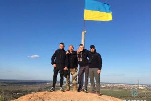 На одной из самых высоких точек Лисичанска патрульные повесили новый флаг