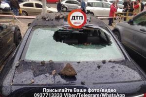 В Киеве из-под земли вырвался мощный "фонтан": разбиты автомобили