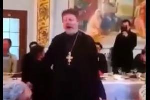 Священника, спевшего "Мурку" в храме, выслали из Москвы в Приднестровье