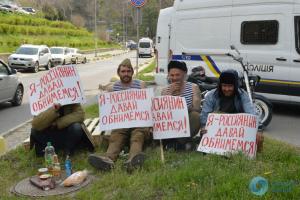 В Одессе бомжей переодели в «россиян» и предлагали с ними обняться