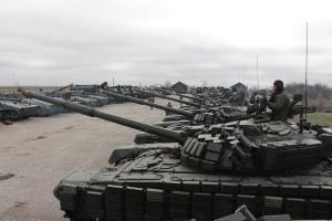 На окраинах Луганска выстроилась военная техника боевиков: опубликованы фото