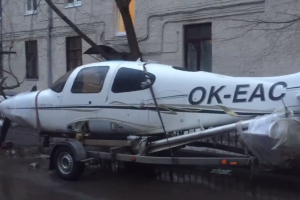 Жителей Москвы удивил припаркованный под окнами жилого дома легкомоторный самолет