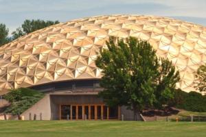 В США ученики с копьями напали на сотрудников школы