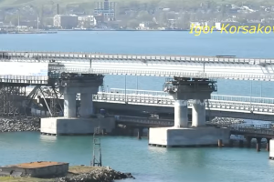 Оккупанты спешат успеть до мая: появилось новое видео строительства Крымского моста