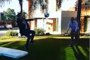 Журналист сломал ногу, пытаясь повторить трюк Роналду