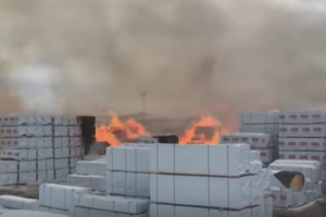 В России полыхает один из крупнейших лесопильных заводов - видео