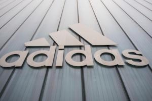 На Adidas могут подать в суд за футболки с надписью USSR: подробности