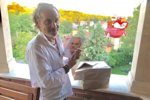 «Какой он без грима»: пользователи сети не узнали постаревшего Савика Шустера 