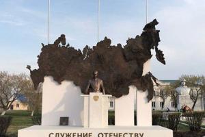 «Куда увезли Путина?»: в России на открытии памятника исчезла статуя президента