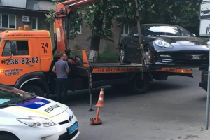"Совсем страх потеряли!": В Киеве за нарушение эвакуировали Porsche Panamera – сеть в восторге