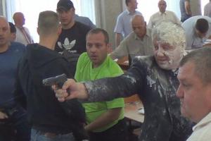 В Никополе депутат устроил стрельбу в горсовете из-за кефира и зеленки