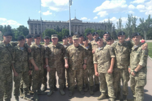 "Демарш перед президентом": В Николаеве морпехи показали, что не согласны со сменой цвета берета