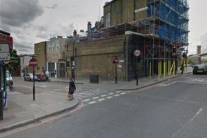 В Лондоне троих человек атаковали токсичным веществом