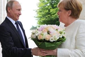 «Рыцарь Путин и его букет»: на российском телеканале Меркель назвали «бабой»
