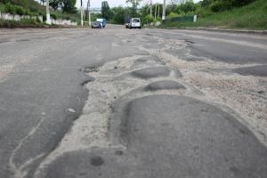 Забудьте о дорогах: в Лисичанске продолжают закапывать деньги в ямы 