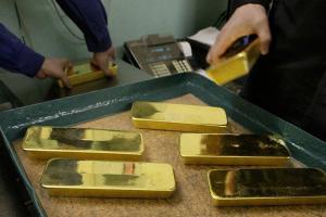 В Южной Корее уборщик нашел 7 золотых слитков в урне