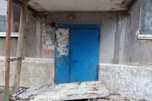 В Донецкой области детей придавило бетонным козырьком подъезда