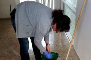 В России пьяная уборщица взяла в плен намусоривших подростков