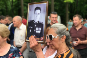 "Мы - русская земля": В Харькове прошла акция "Бессмертный полк"