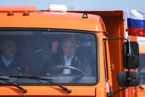 Путин на КамАЗе открыл Крымский мост: появилась реакция Украины