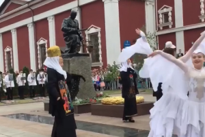 "Бессмертный полк" отдыхает: В Кривом Роге исполнили песню, посвященную российским военным в Сирии - видео