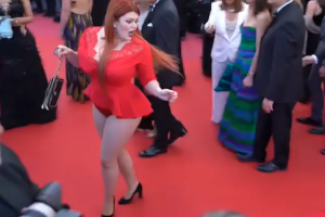 Российская plus-size модель лишилась юбки на красной дорожке в Каннах: кадры