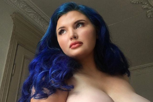 Красота plus-size: пышнотелая модель Роско Рамон щедро делится откровенными фото в сети