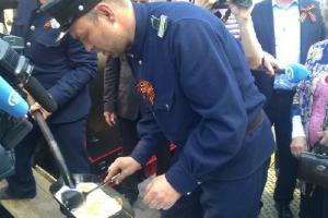 «Победобесие» в России набирает обороты: яичница с лопаты, интимные стрижки для ветеранов и «тренажер для зоофилов»