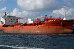 В порту Роттердама танкер протаранил пирс