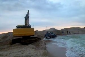 В Кирилловке отдыхающие заехали в море на Subaru: видео спасения