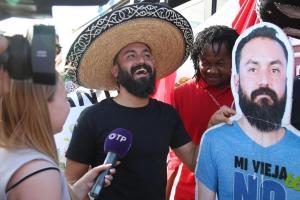 В России пропал легендарный болельщик из Мексики, прославившийся своей картонной копией