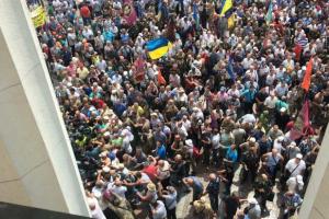 Под Радой митингуют шахтеры и ветераны-афганцы: участники прорвали оцепление полиции, начались первые потасовки