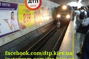 В киевском метро подросток лег на рельсы под поезд