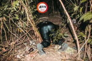 В Киеве во дворе многоэтажного дома обнаружен труп мужчины