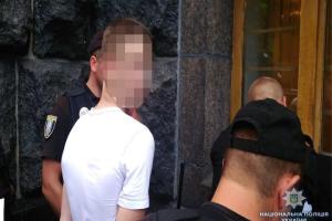 В центре Киева задержали парня, который шел с автоматом и кричал "Крым наш"