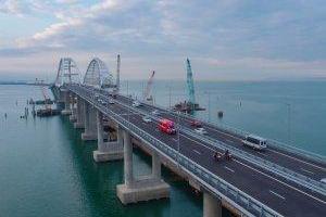 Легковушка врезалась в автобус: на Крымском мосту произошло первое ДТП