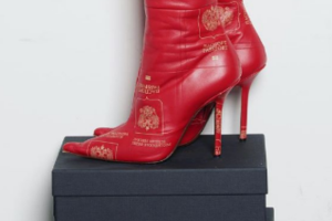 "Кто знает, какой у Путина размер?!": Россияне в бешенстве из-за обуви с принтом российского паспорта   