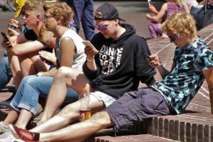 В школах Франции запретят мобильные телефоны