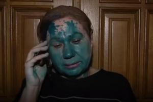 Мать погибшей Ирины Бережной облили зеленкой в присутствии полиции