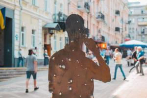 "Война рядом": На улицах Киева появились простреленные силуэты людей