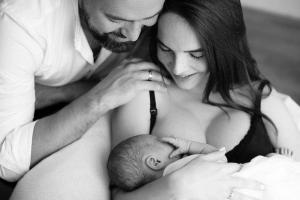 Украинский телеведущий стал отцом и уже показал свою новорожденную дочь