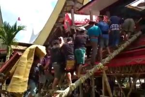 Житель Индонезии умер под гробом собственной матери