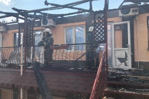 В Евпатории сгорела гостиница: люди выпрыгивали из окон