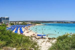 "Потерял сознание и упал в воду": украинец умер во время отдыха на Кипре