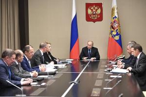После разговора с Порошенко Путин созвал Совбез РФ