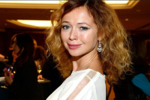 Актриса Елена Захарова показала соблазнительную фигуру в купальнике