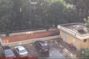 Не спасали зонтики: Москву засыпало градом размером с яйцо - кадры